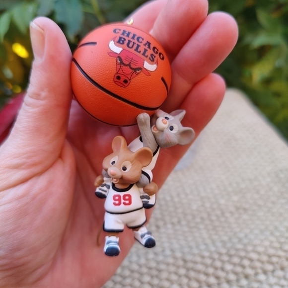 1999 Chicago Bulls Hallmark Christmas Ornament 90s Basketball Mouse NBA - Picture 7 of 7